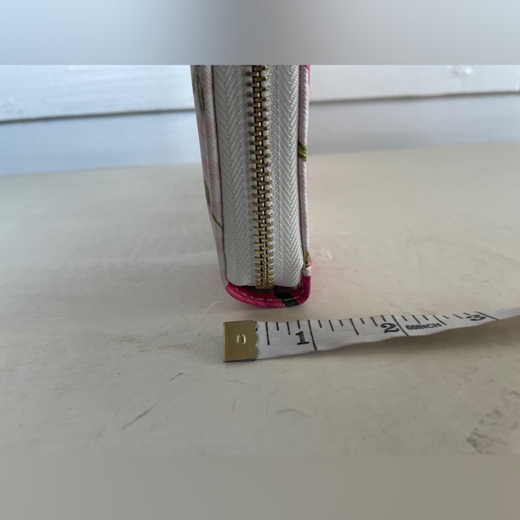 NWOT Floral Zippered Guess Wallet - Picture 10 of 12